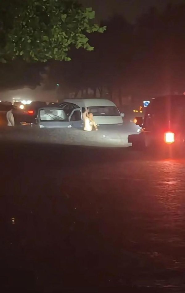 股票配资选股 山东潍坊暴雨男子开越野车连救5车 暴雨中显身手